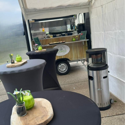 Opgezet feest met partytent en statafels